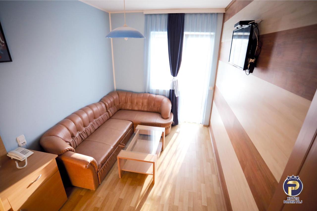 Hotel Ravni Gaj Knic Buitenkant foto