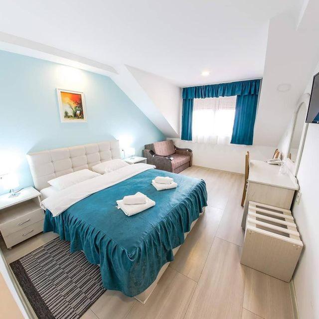 Hotel Ravni Gaj Knic Buitenkant foto